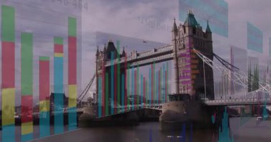 Tower Bridge ile başlıyoruz, renkli çubuklar içeri kayıyor, canlandırma çizelgelerini görselleştiriyor. Kentsel, veri görselleştirme, bilgi, analitik, dijital, çağdaş, modern