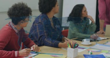 Takımın oyun dışı kalması, tabletlere dokunması ve not alması, sunucunun tasarım toplantısındaki slaytları göstermesi. İşbirliği, yenilik, beyin fırtınası, stratejik, çalışma alanı, yaratıcı, takım çalışması