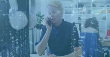 Ofis profesyoneli telefon kaldırıyor. İş görüşmelerine başlıyor. Şeffaf şehir ışıkları altında gülümseyen kağıtları düzenliyor. Kurumsal, profesyonel, iletişim, takım çalışması, modern, şık, üretkenlik