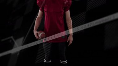 Başlangıç teknik çizelgesinde futbol tutan erkek sporcu, duruş değişimi olarak analiz için yükseliyor. Spor, analiz, yenilik, fütüristik, performans, veri görselleştirme, güç