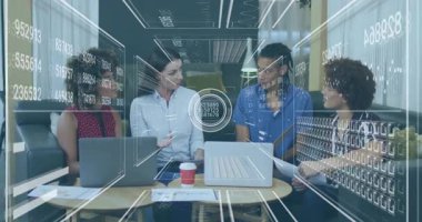 İş ekibi sunumu başlatan verileri izliyor. Liderleri kupa başında takım taraması çizelgeleri olarak hareket ediyor. İşbirliği, takım çalışması, veri analizi, modern çalışma alanı, dijital arayüz, kurumsal, profesyonel