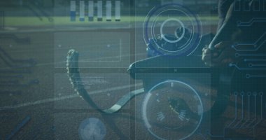 Afro-Amerikan engelli bir adam üzerinde çalışan bıçaklı dijital veri görüntüsü. Spor, sakatlık, dayanıklılık ve teknoloji konsepti dijital olarak oluşturulmuş imaj.