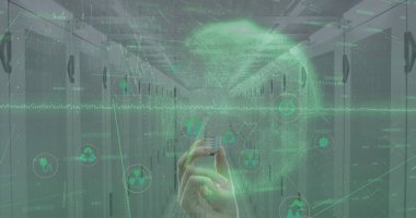 Sunucu odasındaki beyaz kadın üzerinden veri işleme görüntüsü. Küresel işletme veri işleme ve dijital arayüz konsepti dijital olarak oluşturulmuş resim.