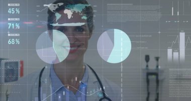 İstatistiksel veri işleme görüntüsü. Kafkasyalı kadın doktor hastanede gülümsüyor. Tıbbi sağlık ve teknoloji konsepti