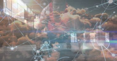 Gökyüzündeki bulutların üzerindeki dijital ikonlar ağı Afro-Amerikan formda bir adamın şınav çekmesine karşı. Küresel ağ ve spor teknolojisi kavramı