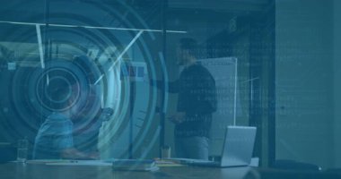 Teknik sunucu, notları inceleyip kod halkalarını güncelliyor. Yenilik, işbirliği, ağ oluşturma, profesyonel, dijital, fütürist, kurumsal