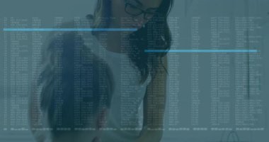 Orta yaşlı bir kadın, danışma masasında çalışan bir iş arkadaşına eğiliyor, güvenlik kodu mavi çubuklarla yoğunlaşıyor. İşbirliği, akıl hocalığı, teknoloji, siber güvenlik, veri, yenilik, profesyonel