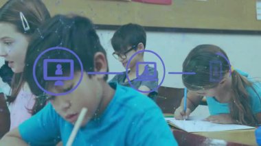 Mavi gömlekli çocuk öğrenmeyi destekleyen sınıf arkadaşlarına yayılan mor cihaz simgeleri yazıyor. Eğitim, takım çalışması, dijital, işbirliği, yenilik, gençlik, öğrenme