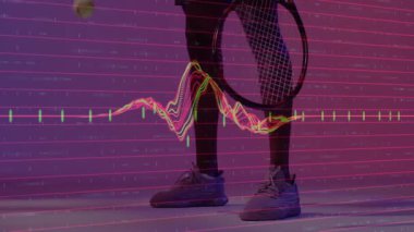 Mor arka planda tenis raketi tutan adam eğitim için sinyal üzerine dalga birleştirme küresini izliyor. Sporcu, teknoloji, dijital, fütüristik, fitness, hareket, yenilik