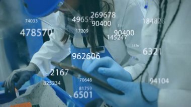 Laboratuar araştırmacıları örnekleri doğrulayan yüzen veri kodlarını gösteren şişeleri ve tabletleri seçiyor. Bilim adamları, işbirliği, yenilik, teknoloji, tıbbi, analiz, kısır