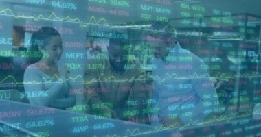 Finans ekibi güncelleme değerlerini netleştirmek, stratejiyi tartışmak ve uzlaşmaya varmak için tepki veriyor. Şirketler, analitikler, modern, iş dünyası, takım çalışması, veri, profesyonel