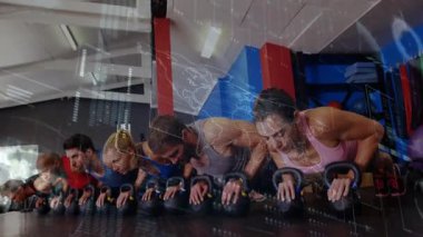 Fitness sınıfı katılımcıları kettlebell tutamaklarını dirsekleriyle bükerek kettlebell şınav çekmeye başlıyor. Egzersiz, güç, yoldaşlık, dinamik, enerjik, modern, eğitim