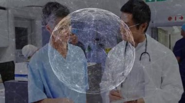 Doktor yazarken, doktor raporunda tıbbi detayları gösteriyor. Küresel ağ sürükleniyor. Sağlık, işbirliği, dijital, teknoloji, profesyonellik, iletişim, hastane