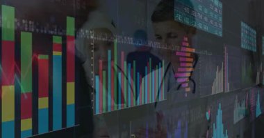 Muayene odasına kayan tıbbi çizelgeler, doktorların tablete dokunup grafikleri incelemesine neden oluyor. Dijital, analitik, sağlık, profesyonel, işbirliği, görselleştirme, teşhis