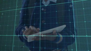 Öğrenci tıklama tableti dokunmatik ekranı başlangıç ızgarası örtüşüyor. Eğitim için sınıfta tarama yapılıyor. Teknoloji, yenilik, eğitim, etkileşim, gençlik, dijital, öğrenim