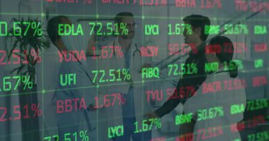 Tıbbi ekip ve idari izleme cihazı güncelleyerek el sıkışarak anlaşmayı sağlama alıyor. Profesyonel, işbirliği, şirket, sağlık, finans, yenilik, takım çalışması