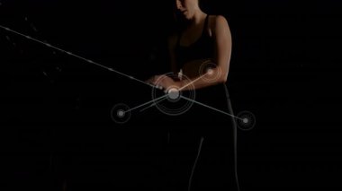 Dijital kaplama, kadın sporcuyu takip ediyor. Kavramayı ayarlıyor ve halteri çekiyor. Spor analizi için. Sanal, veri görselleştirme, güç, uygunluk, fütüristik, yenilik, performans