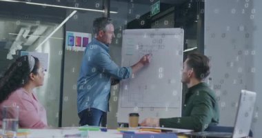 Erkek müdür işaretleri alıyor ve iş ekibine rehberlik etmek için geliştirme mermileri yazıyor. İşbirliği, beyin fırtınası, şirket, iletişim, strateji, profesyonellik, modern