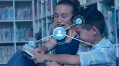 Genç kız kütüphanede mesaj okuyarak ikonların ağ oluşturmasına, kardeşlerin dinlemesine neden oluyor. Edebiyat, eğitim, bağlantı, dijital, işbirliği, ağ, öğrenim