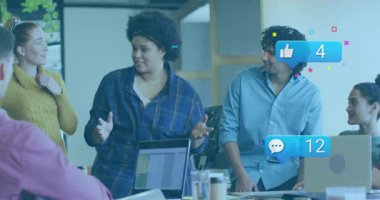 Ofis sunucusu yorum simgesi olarak konuşuyor ve takım haritası çıkarmayı seviyor. İşbirliği, takım çalışması, iletişim, dijital, teknoloji, profesyonel, modern