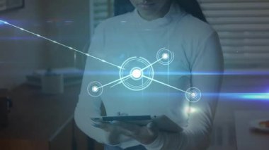 Kadın tableti tıklayarak düğümler oluşturuyor ve sanal ağ mutfağına hatları bağlıyor. Gelecek, teknoloji, bağlantı, yenilik, hologram, dijital, ağ