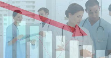 Hasta veri analizi için kaydırma çubuklarını ve kırmızı oku inceleyen hemşire ve doktorlar. Tıbbi, işbirliği, analitik, profesyonellik, veri, sağlık, takım çalışması