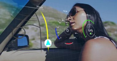 Kırsal yolda hızla ilerleyen ve AR-HUD grafiklerine bakarken AR-HUD gösteren bir kadın. Gelecekçi, teknoloji, yaşam tarzı, macera, yenilikçi, açık hava, hareketlilik