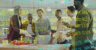 Canlı veri alımı ekibi ilerleme güncellemelerini incelerken canlandırma yüzdeleri yükseliyor. İşbirliği, yenilik, takım çalışması, analitik, üretkenlik, modernlik, iletişim