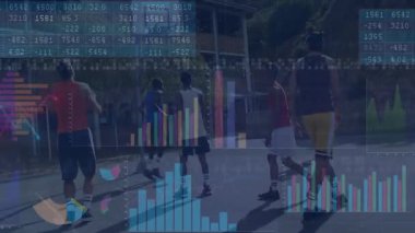 Kırmızı formalı oyuncu top sürüyor ve şut için gençlere pas veriyor. Spor tabloları başarıyı gösteriyor. Atletik, takım çalışması, rekabet, açık hava, canlı, aktif, sportmenlik