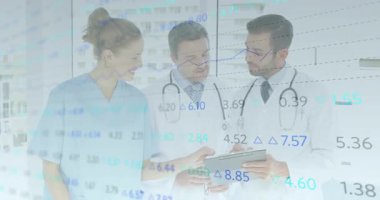 Doktor tablet hemşire çizelgeleri sunuyor ve doktorlar tedavi için verileri gözden geçiriyorlar. Tıbbi ekip, işbirliği, sağlık, analitik, teknoloji, profesyonel, klinik