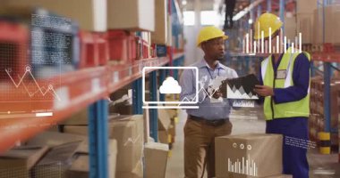 Depo ekibi koridora giriyor tablet üzerindeki envanterleri kontrol ediyor lojistik için animasyon çizelgelerini aktifleştiriyor. Envanter, lojistik, işbirliği, veri görselleştirme, iş gücü, sanayi, analitik