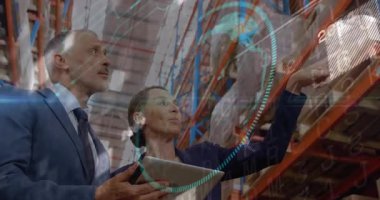 Meslektaşlar rafı gösterip tablet tutarak AR Globe 'un lojistikte yıllar süren döngüsünü izliyorlar. Teknoloji, analitik, dijital, işletme, işbirliği, yenilik, işlemler