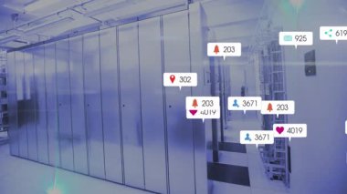 Veri merkezi rafı sırasını tutan kamera rozetleri canlandırıyor ve yükselen veri ölçümlerini canlandırıyor. Teknoloji, dijital, analitik, altyapı, siber güvenlik, ağ, izleme