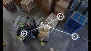 Forklift operatörü paleti kaldırıyor, panoyu kontrol eden işçi, lojistiği yöneten kaplama oluşturuyor. Endüstriyel, lojistik, envanter, otomasyon, işbirliği, tedarik zinciri, depo