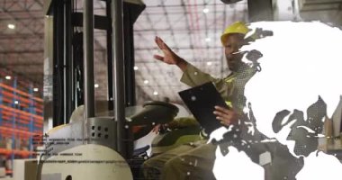 Forklift sürücüsü palet askısı gösteriyor, dünya rotasyonuna neden oluyor, yönetici lojistiği işaretliyor. Sanayi, takım çalışması, verimlilik, güvenlik, lojistik, organizasyonel, teknik