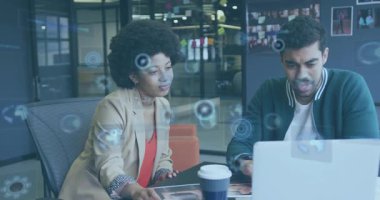 Parmak izlerini inceleyen kadın ve dizüstü bilgisayarda yazan erkek tasarım incelemesi sırasında veri örtüsü başlatıyorlar. İşbirliği, takım çalışması, yenilik, dijital arayüz, yaratıcı çalışma alanı, modern tasarım, veri görselleştirme