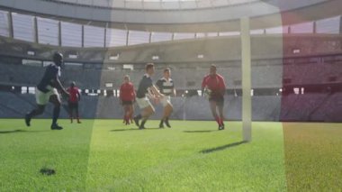 Kırmızı oyuncu gol çizgisine ilerliyor defans oyuncuları spor yayını için çizgi çizmeye çalışıyor. Atletizm, rekabet, eylem, spor, takım, başarı, yoğunluk