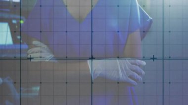 Kamera yukarı doğru kayıyor ve cerrah kollarının çapraz olduğunu gösteriyor. Hayati fonksiyonlar ekranların yanında süzülüyor. Klinik, sağlık, meslek, steril, kesinlik, tanı, teknoloji