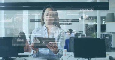 Kadın tableti tıklatıyor, holografik çizgiler çiziyor ve iş verilerini analiz ediyor. Teknoloji, veri görselleştirme, işbirliği, yenilik, kurumsal, analitik, dijital arayüz