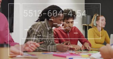 Tarayıcı kaplaması göründüğünde sınıf arkadaşları kağıt şekilleri keser ve sanat atölyesinde parçaları hizalarlar. El işi, işbirliği, yaratıcılık, eğitim, atölye, sanat, takım çalışması