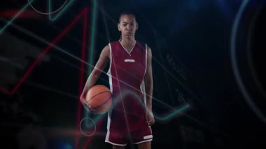 Basketbol tutan bayan atletle açılış yapan sporcu analitik veri tabloları etrafında beliriyor. Sporcu, spor, analitik, hareket grafikleri, dijital görüntü, veri görselleştirme, rekabetçi