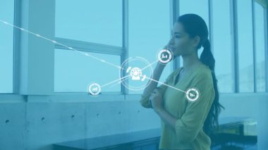 Ofis profesyoneli akıllı telefonu kulağına kaldırıyor ve veri simgeleriyle birlikte teknoloji ağını başlatıyor. Bağlantı, dijital, telekomünikasyon, veri, yenilik, işbirliği, modern