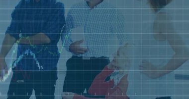 Tableti tıkırdatan ve pazar eğilimlerini analiz etmek için toplantı düzenleyen adam. İşbirliği, analitik, veri görselleştirme, iş, strateji, takım çalışması, ofis