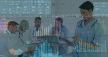 Doktorlar dizüstü bilgisayardaki hasta verilerini inceliyorlar tuşlara basıyorlar çizelgeleri hemşire notlarıyla güncelliyorlar. İşbirliği, sağlık, analiz, yenilik, takım çalışması, dijitalleşme, profesyonellik