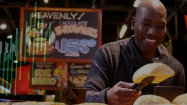 Erkek fırın satıcısı gülümsüyor ve maşayla müşteriye hizmet eden hareketli çubuklar gibi yuvarlanıyor. Fırın, esnaf, dükkan önü, şekerleme, perakende, işçilik, hayat dolu