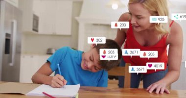 Çocuk yazarken anne rehber oluyor, sosyal medya simgeleri yükseliyor ve zayıflıyor öğrenme bozukluğunu gösteriyor. Aile, eğitim, teknoloji, samimiyet, sıcaklık, iletişim, modern