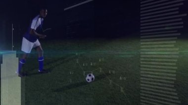 Erkek futbolcu ağırlık değiştirip topa vururken dijital HUD de analitik verileri tarıyor. Atletik, performans, spor, gelecek, veri, analiz, teknoloji