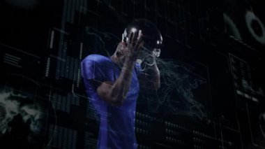 Futbol oyuncusu kask kaldırıyor ve hologramlar simülasyon eğitimine giderken giyiniyor. Sporcu, yenilik, fütüristik, teknoloji, performans, eğitim, dijital