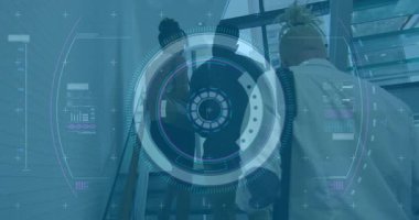 Teknik ekip metal merdivenlere çıkıyor ve gelişim için HUD halkalarını çalıştırıyor. İşbirliği, yenilik, teknoloji, modern, iç mekan, başarı, takım çalışması