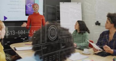 Sunucu konuşmaya ve iş verilerini paylaşmaya başlarken dijital tablolar animasyon yapıyor. İşbirliği, takım çalışması, yenilik, şirket, teknoloji, profesyonel, iletişim